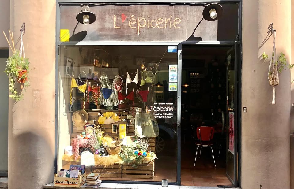 Epicerie de Nimes vitrine été 25